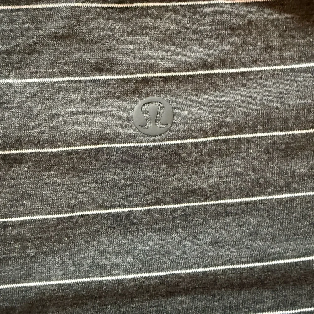 Lululemon Lightweight Athletic Short Sleeve shirt Size Small